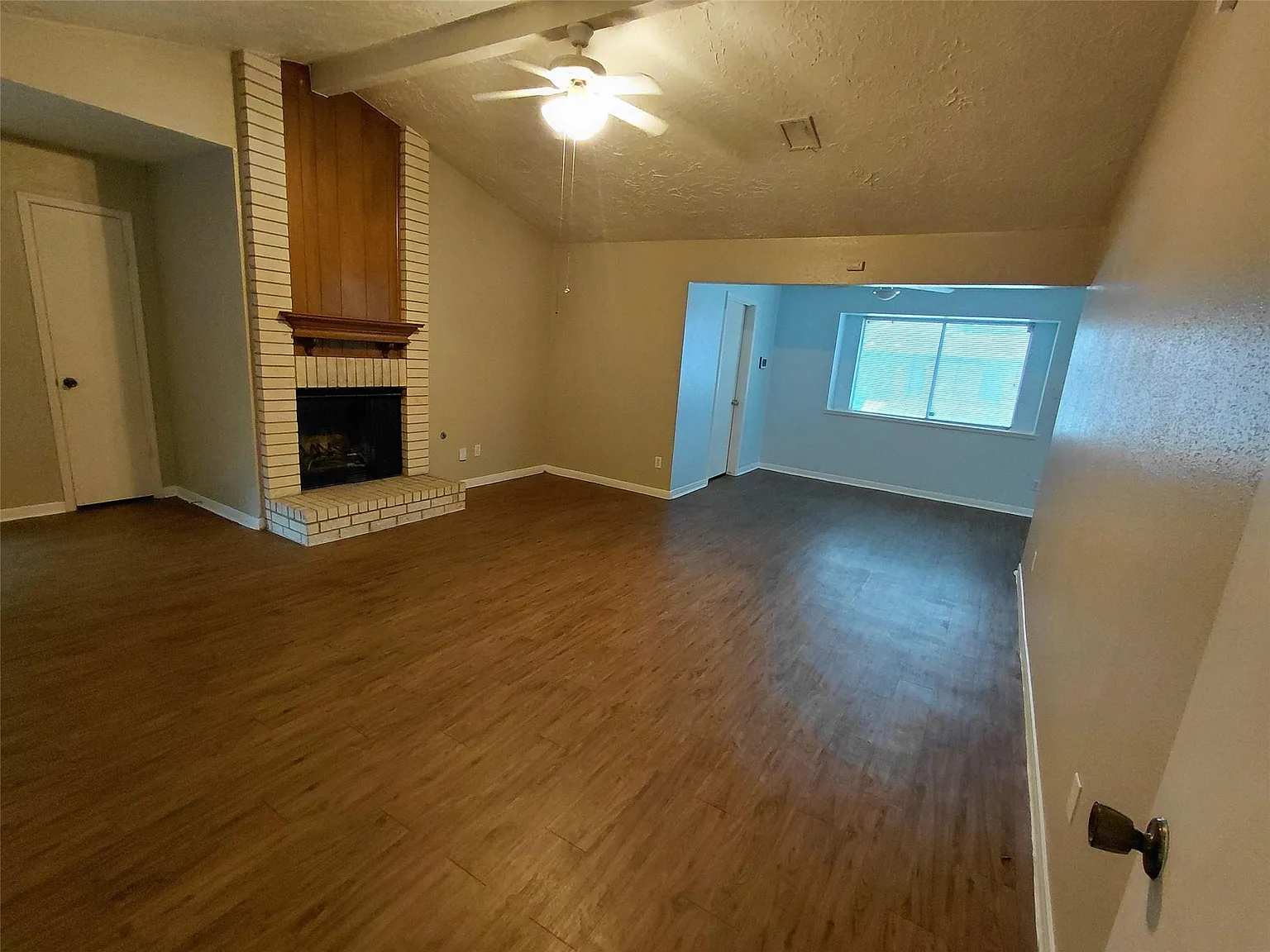 3 bed, 2.0 bath, 1291 sqft, $1,799 — Photo 3