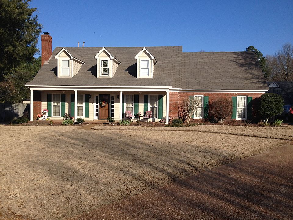 Large fr porch welcomes you!