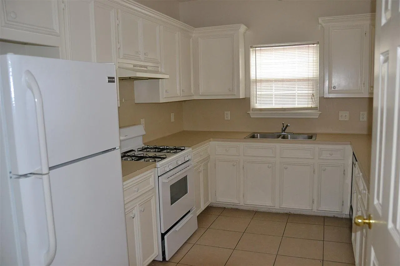518 Tarrow — Photo 2