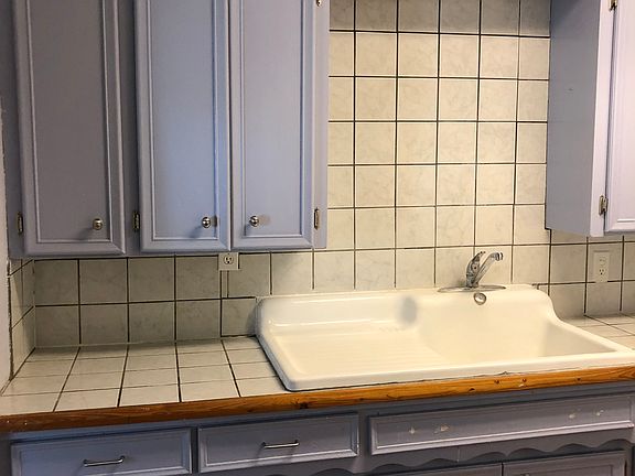 2nd image of 226 E Avenue B