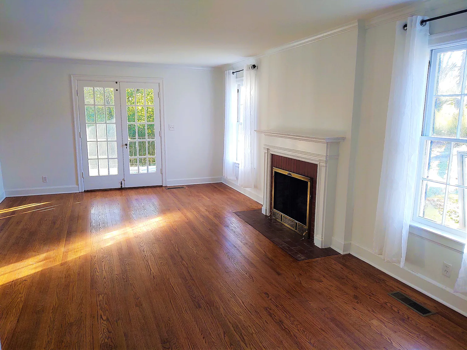 3 bed, 1842 sqft, $2,700 — Photo 2