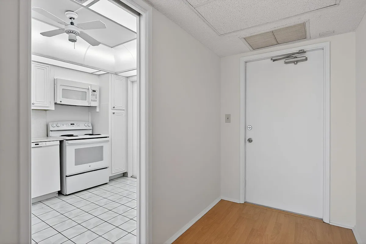Building Photo - 2651 S Palm Aire Dr #302