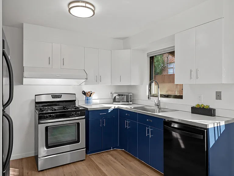 2419 E 4th St — Photo 8