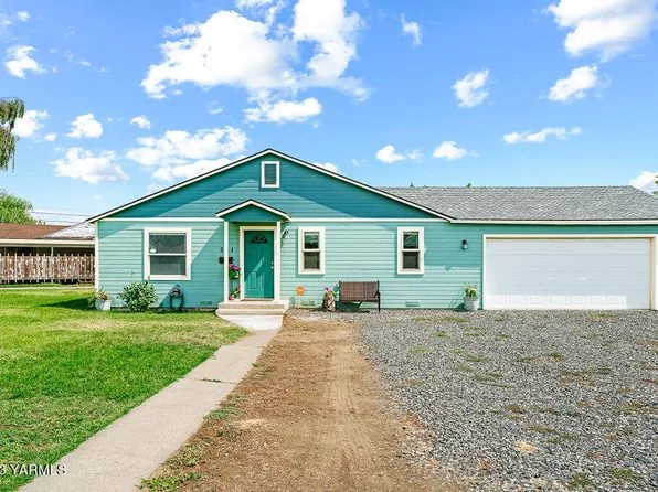 501 Mount Adams Dr, Wapato, WA 98951