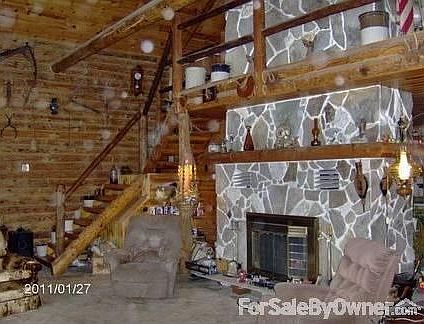 Great Rm Fireplace : Fireplace has heatilator and glass doors.