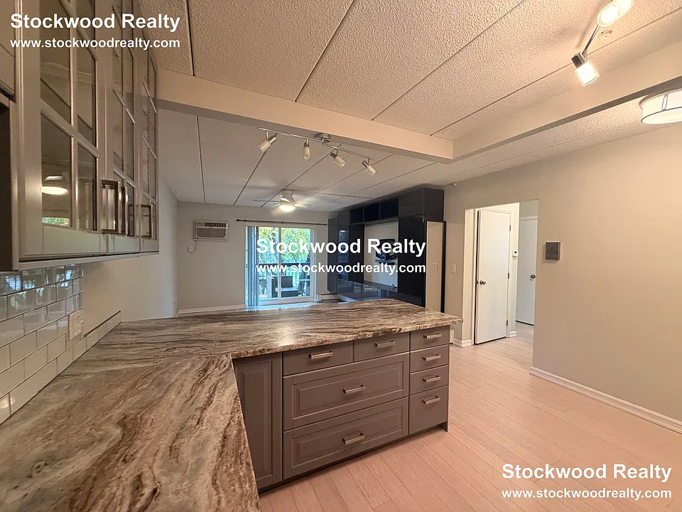 1011 Main St #8