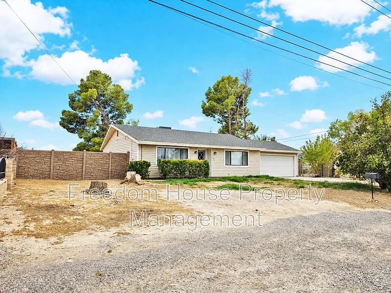 3 bed, 2.0 bath, 1370 sqft, $1,450 — Photo 2