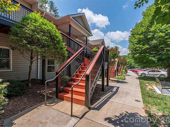 3rd image of 409 Carlyle Way