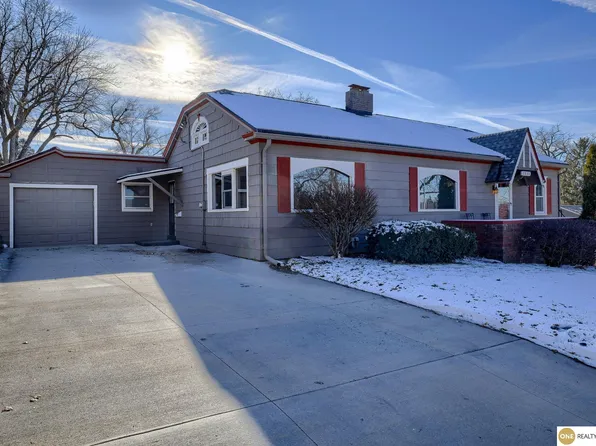 5851 Pine St, Omaha, NE 68106