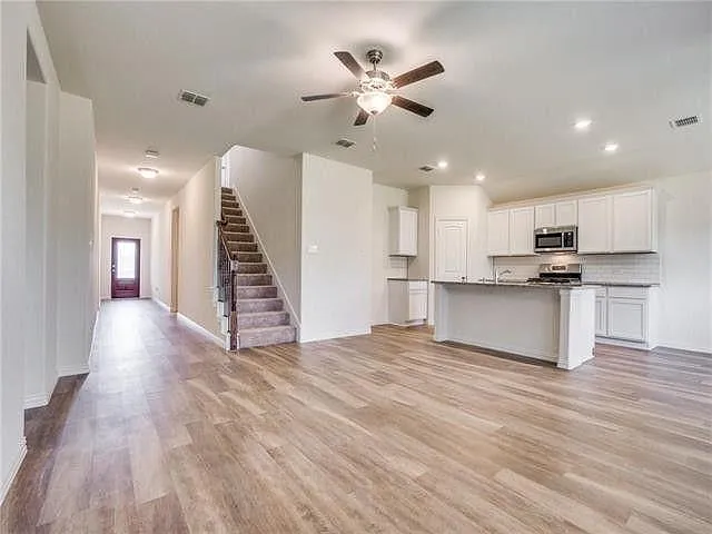 910 Spruce Ln — Photo 2