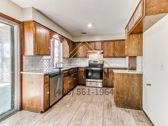 5th image of 652 W Hillcrest Dr
