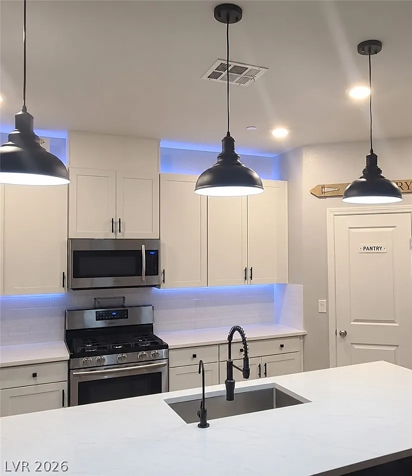 5 bed, 2.5 bath, 2467 sqft, $3,000 — Photo 3