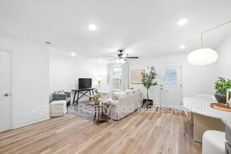 3 bed, 2.5 bath, 1350 sqft, $1,395 — Photo 4
