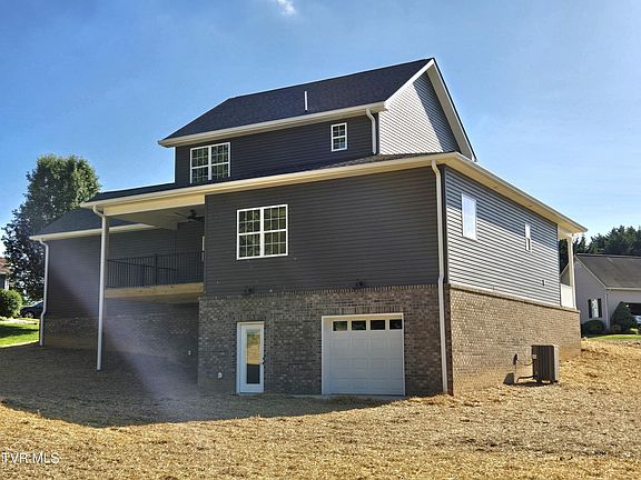 5th image of 372 Wiltshire Dr