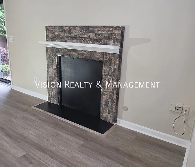 5025 Brittany Dr — Photo 7