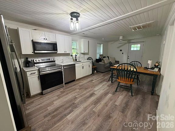 5th image of 404 Palmetto St