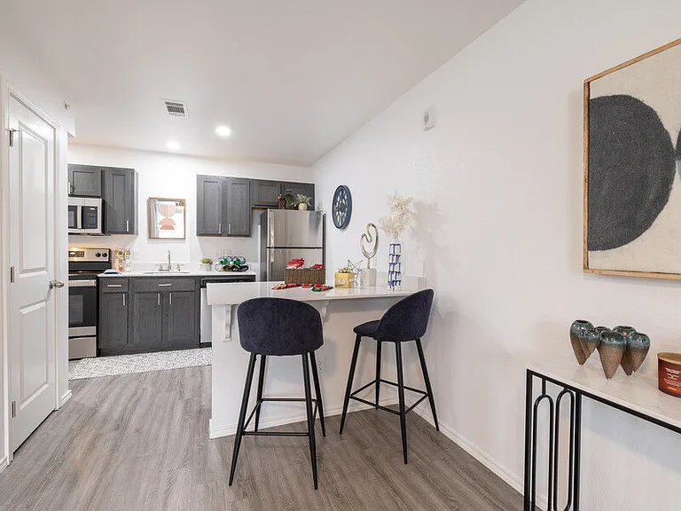 The Frisco Apartments on Walnut — Photo 5