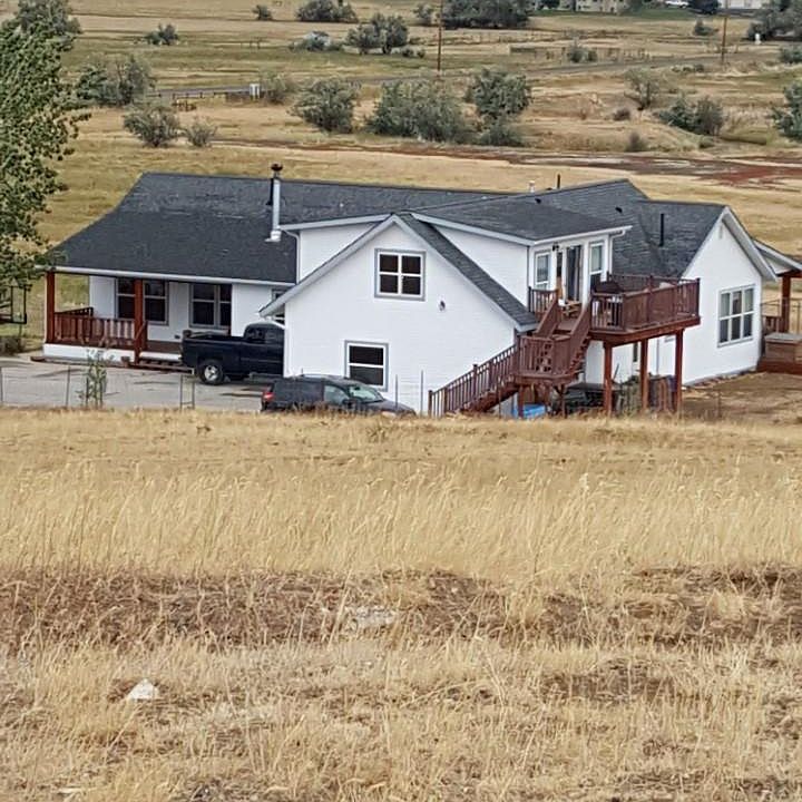 Non-furnished Studio apartment above main house garage. Private entry with view from deck.