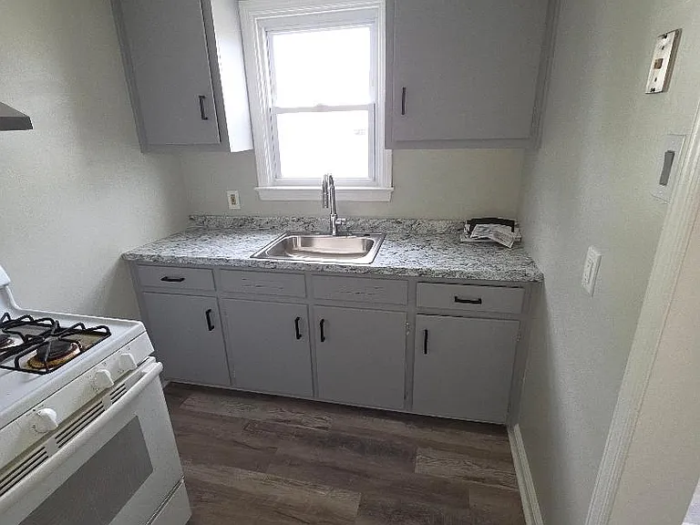 1206 Lawrence Ave — Photo 3