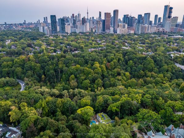 11 Beaumont Rd #C09, Toronto, ON M4W 1V4