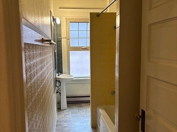 5th image of 525 Bellevue Ave E APT 405