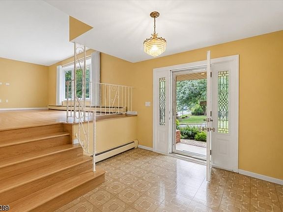 5th image of 42 Aberdeen Ave