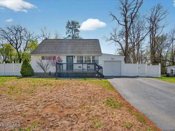 11 Red Fox Drive, Colonie, NY 12205