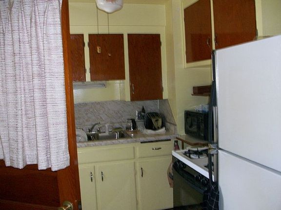 3rd image of 813 S Waverly St