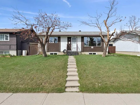 176 E Penmeadows Close SE, Calgary, AB T2A 3S2
