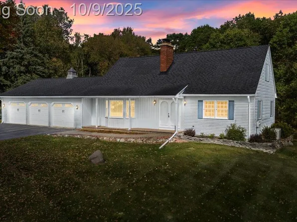 12190 Carriage Trail Cir, Davisburg, MI 48350