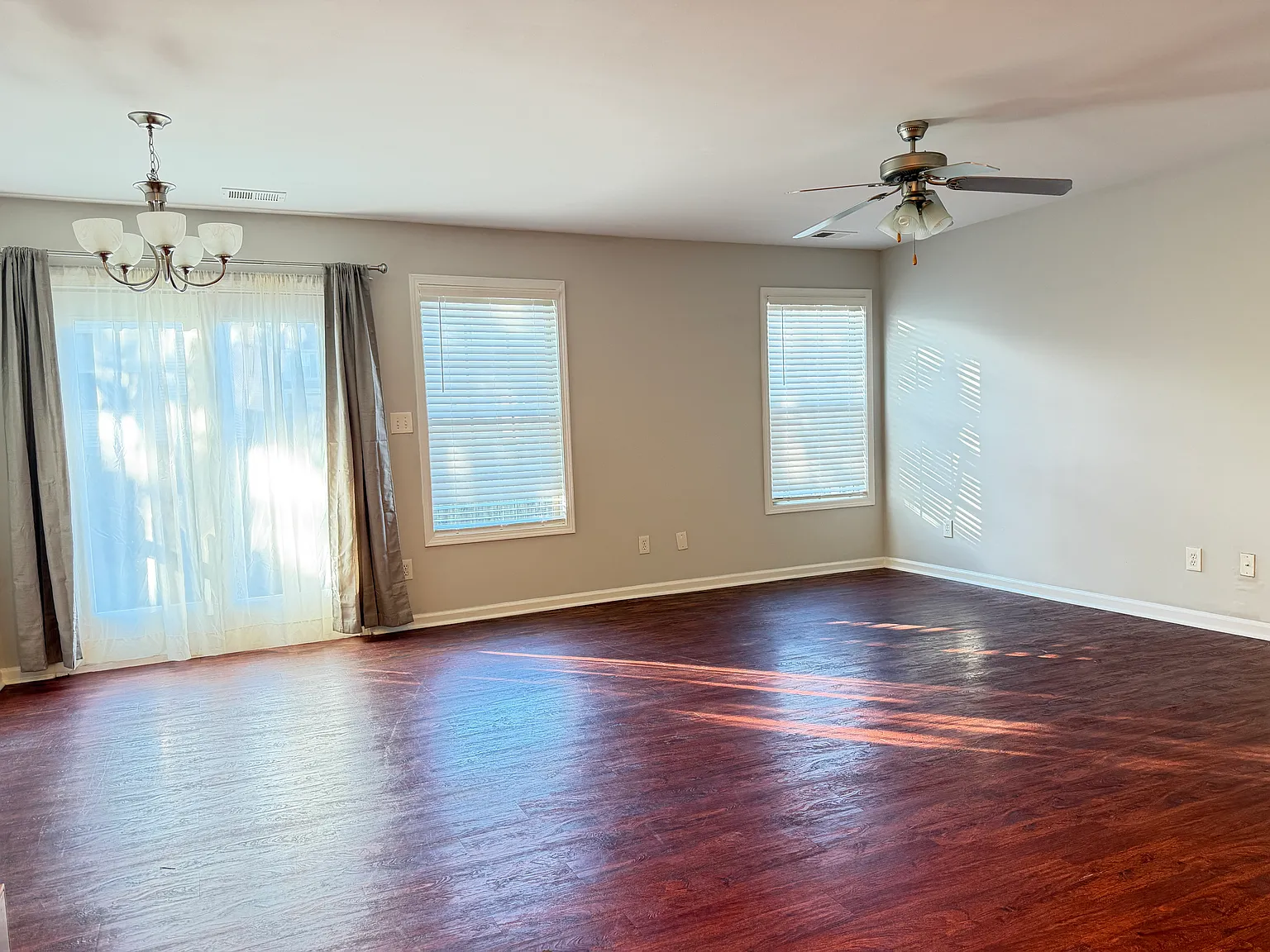 3 bed, 2.5 bath, 1413 sqft, $1,800 — Photo 3