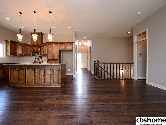 5th image of 914 S 185th St