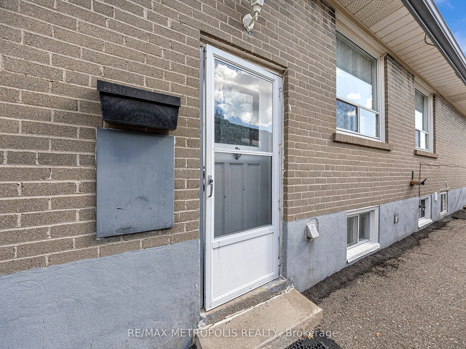 4 bed, $2,700 — Photo 2