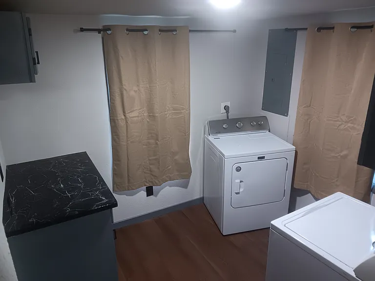 404 S Commercial St — Photo 4