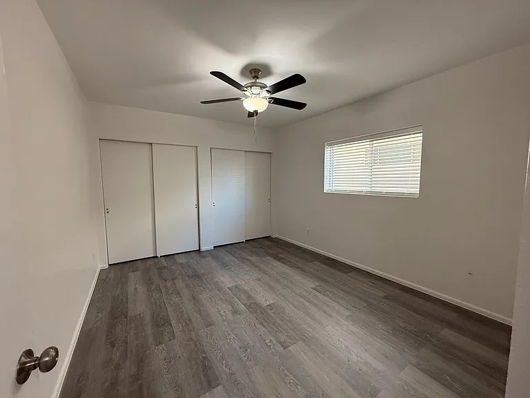 320-330 W Medlock Dr — Photo 10