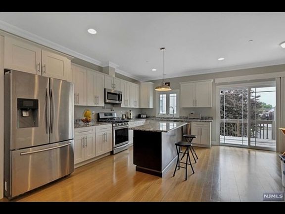 4th image of 33 Stuyvesant Ave Unit B