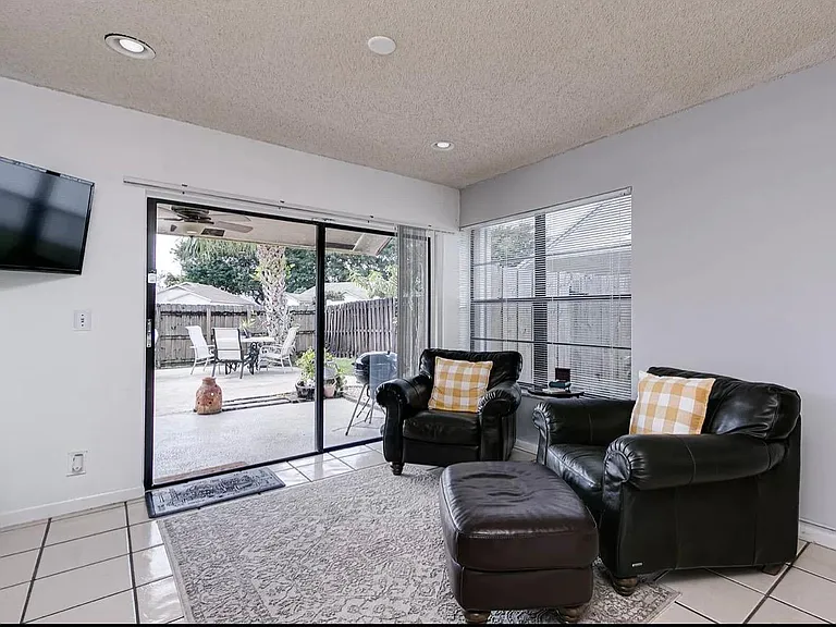 Den off of kitchen ( could be used as breakfast table area)