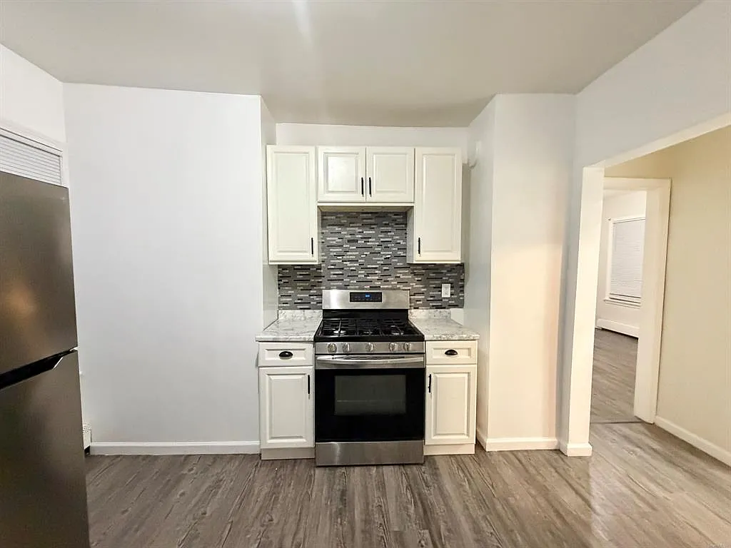 3 bed, 1000 sqft, $2,200 — Photo 3