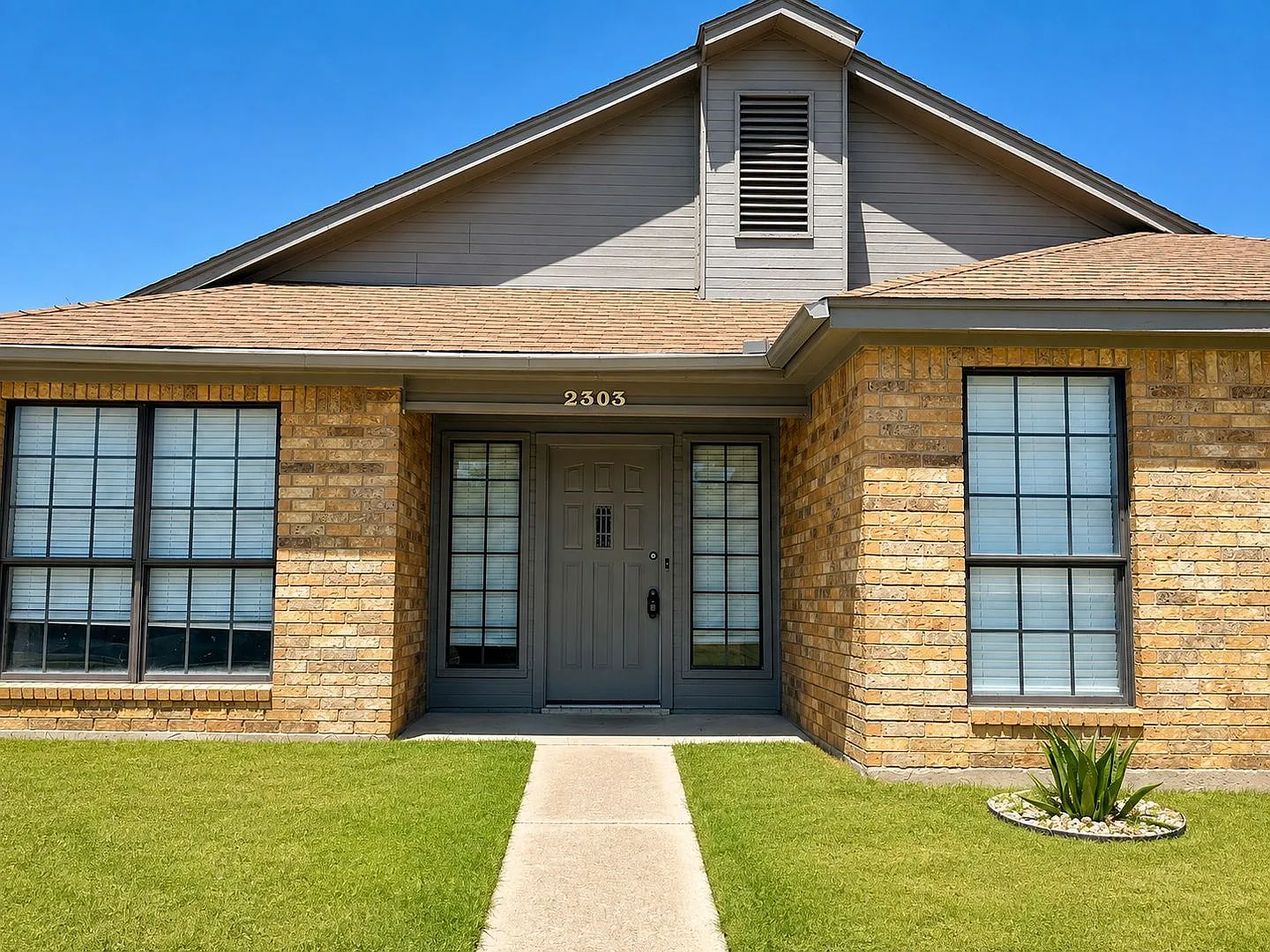 Gorgeous 3 bedroom House for rent in Irving! — Photo 3