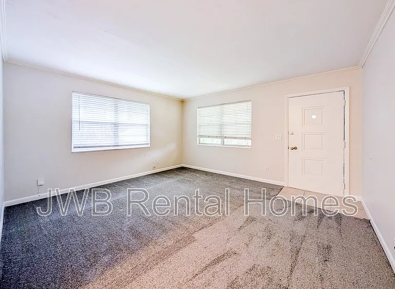 2725 Herschel St — Photo 7