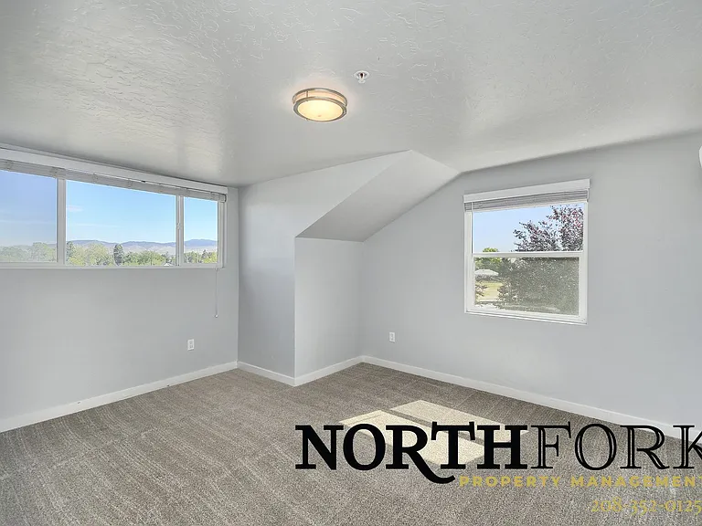 1110 S Manor Dr — Photo 6