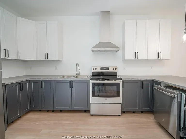 1210 Laurendeau Ave — Photo 4