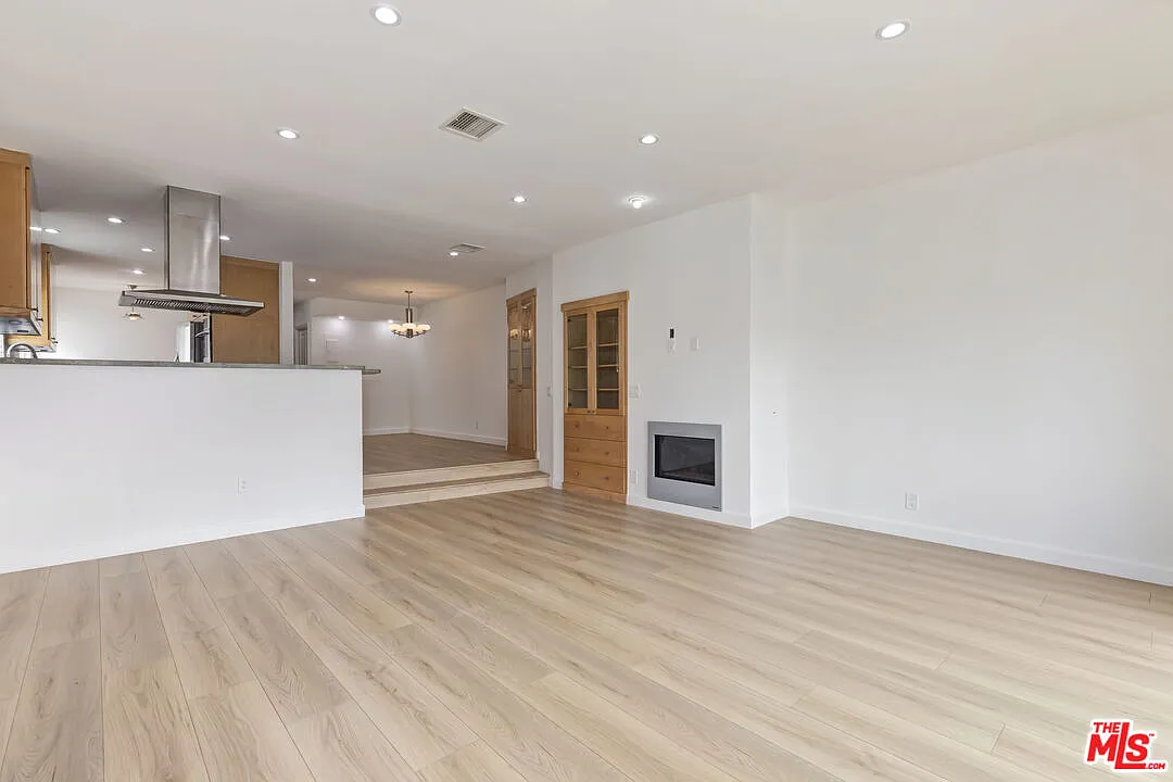 Building Photo - 11925 Mayfield Ave #1