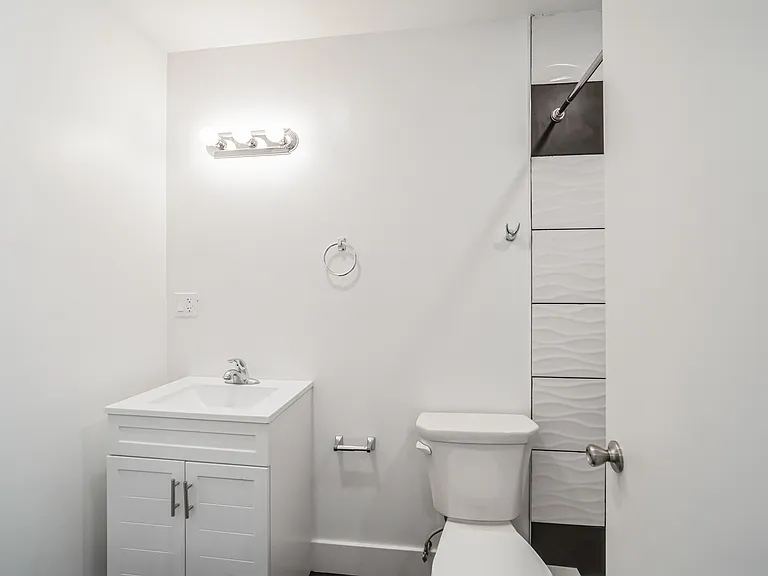 513 N 63rd St #4 — Photo 4