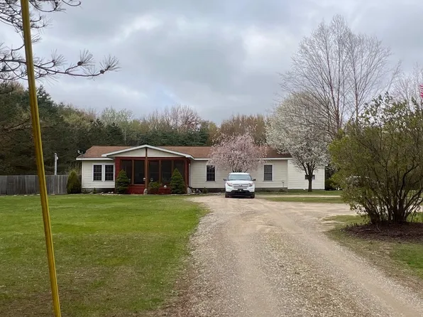 10660 Pinewood Trl, Carson City, MI 48811