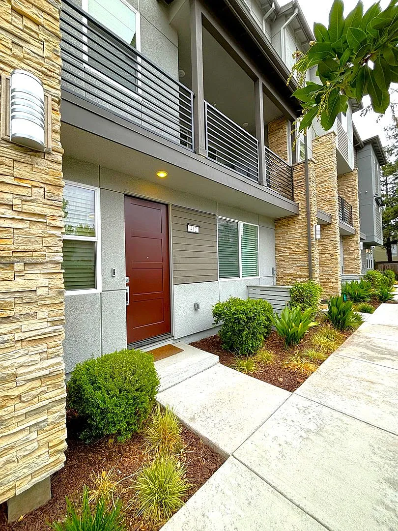 4 Bedroom 3 bathroom newly Built Townhouse for Rent! — Photo 1