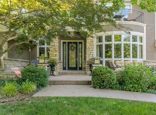 580 Lakeshore Dr E, Lenexa, KS 66217