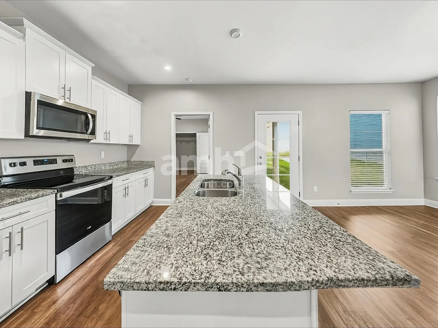 5 bed, 3.5 bath, 2361 sqft, $2,605 — Photo 3