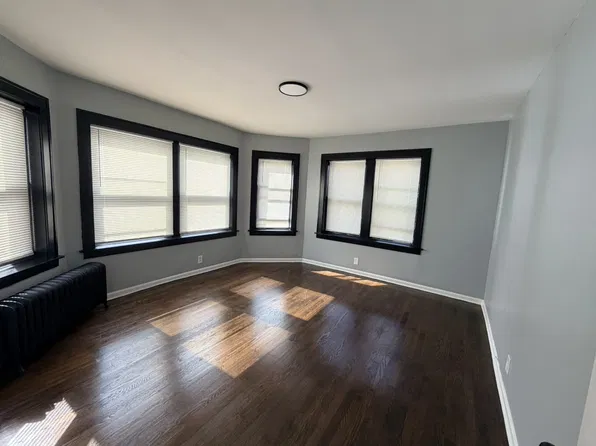 7655 S Coles Ave APT 2A, Chicago, IL 60649