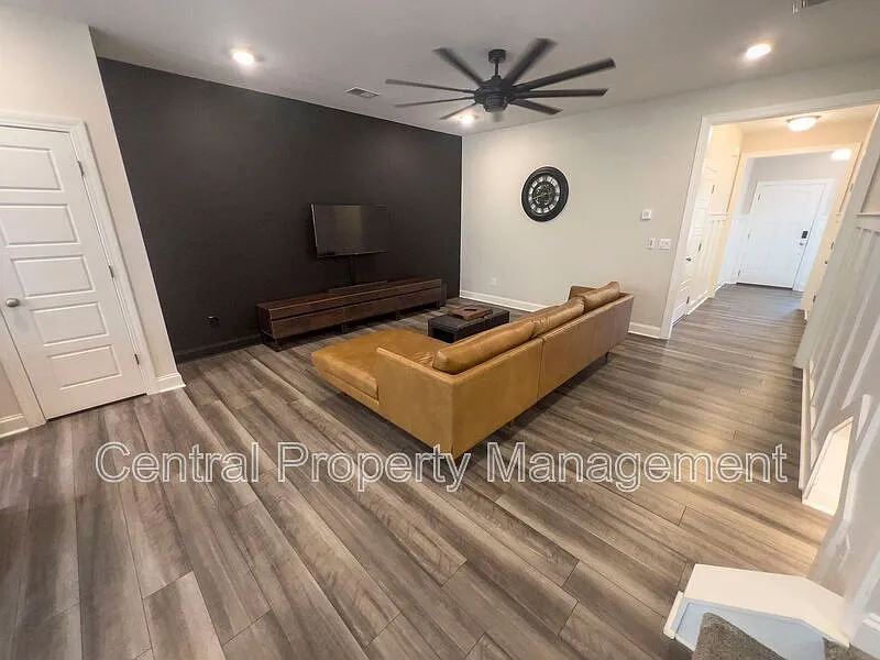 3 bed, 2.5 bath, 1688 sqft, $1,795 — Photo 4